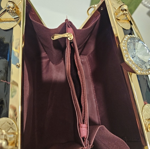 Elegant Black and Gold Women's Bag - Picture 5 of 11